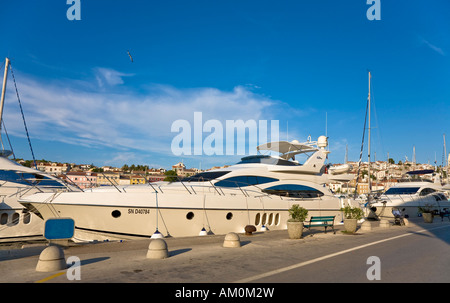 Una barca nel porto di Mali Losinj, isola di Losinj, Primorje - Gorski Kotar, Croazia Foto Stock