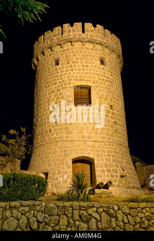 Rotonda torre militare a Cherso, isola di Cres, Primorje - Gorski Kotar, Croazia Foto Stock