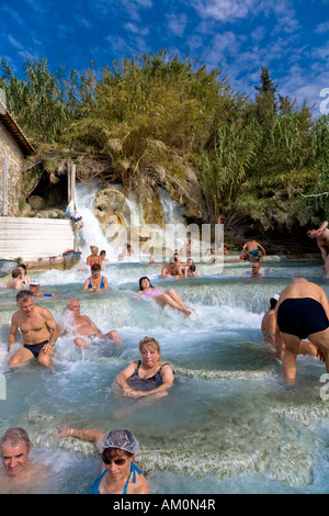 Sorgente termale di Saturnia con zolfo-contenente acqua del Monte Amiata Manciano Toskana Italien Foto Stock