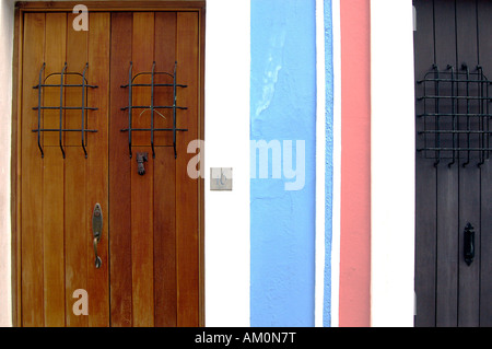 Porte in legno e vernici colorate adornano le case nella vecchia San Juan. Foto Stock