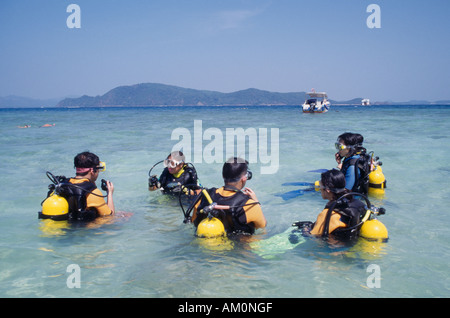 Thailandia Phuket Isola di Corallo Koh Hi Beach turisti avente lezioni di immersione subacquea in chiare acque poco profonde dal litorale. Foto Stock