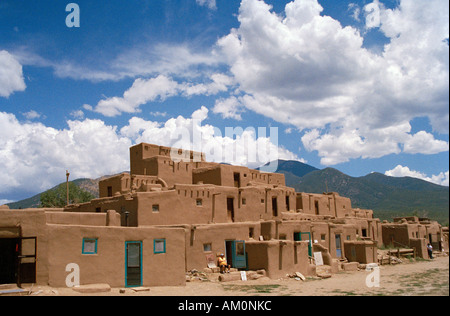 Stati Uniti d'America Nord America New Mexico Taos Pueblo abitato storico di mattoni di fango Pueblo abitazioni Foto Stock