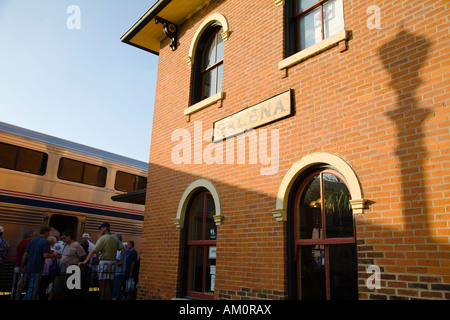 ILLINOIS Galena treno passeggeri attendere a bordo treno Amtrak al deposito route speciale per Country Fair weekend Foto Stock