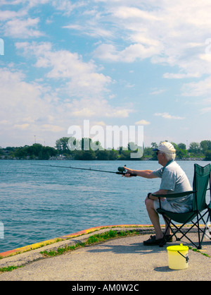 Senior uomo caucasico pesci sul fiume Niagara Canada Foto Stock