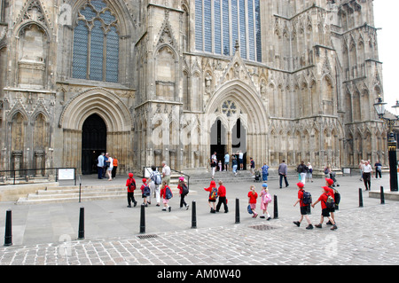 La scuola dei bambini visita Minster York Inghilterra Turismo e Viaggi Foto Stock