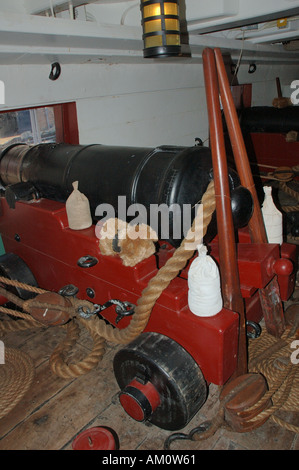 18 pounder cannone sulla pistola del ponte della nave da guerra HMS Trincomalee, Hartlepool Historic Quay, Cleveland, Regno Unito Foto Stock