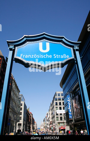 La Friedrichstrasse a Berlino, stazione metropolitana Franzoesische Strasse, Berlino, Germania Foto Stock