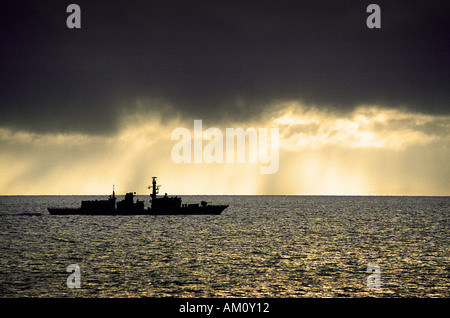 Sunrise per il British tipo 23 fregata HMS St Albans nel Nord Atlantico Foto Stock