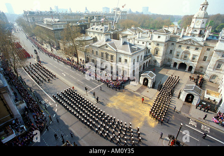 I funerali di stato di regina madre passa attraverso la sfilata delle Guardie a Cavallo su di Westminister Foto Stock