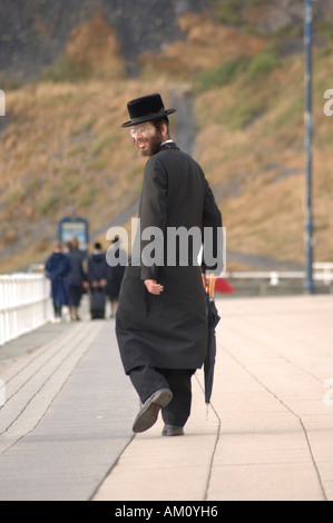 Ortodossi nigun uomo ebraico sulla vacanza annuale vacanza a Aberystwyth Wales UK Foto Stock