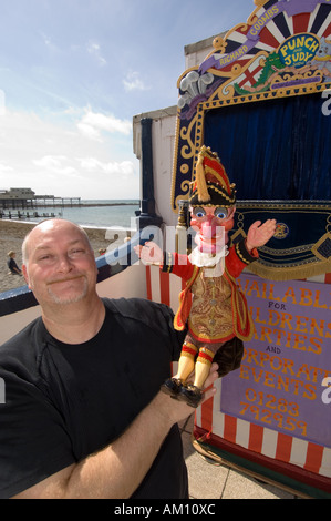 Il professor Richard Coombs aberystwyth punch e judy festival Agosto weekend festivo Wales UK Foto Stock