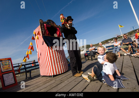 Il Professor Rod Burnett, eseguire per bambini a aberystwyth punch e judy festival Agosto weekend festivo, Wales UK Foto Stock