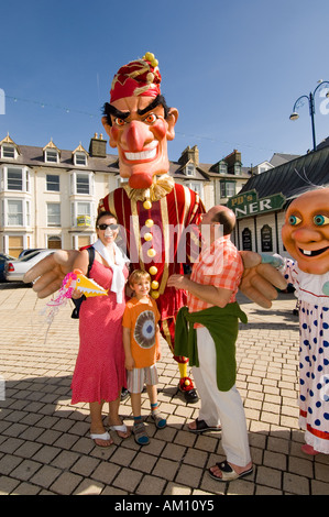 Sesta annuale aberystwyth punch e judy festival Agosto Weekend - Famiglia con punzone gigante personaggio dei fumetti, REGNO UNITO Foto Stock