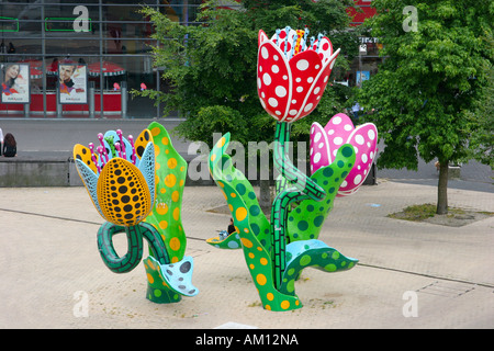 Les Tulipes de Shangri La scultura di Yayoi Kusama 2003 presso la stazione Gare de Lille Europe Lille Francia Foto Stock