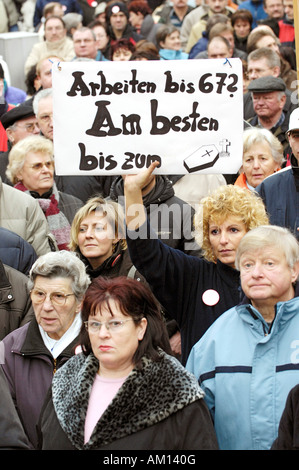 Segno: "Lavorare fino a 67? Meglio fino a exitus". Sindacato - IG Metall - la protesta contro il pensionamento pagare con 67, Amberg. Foto Stock