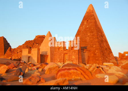 Piramidi nella luce del mattino, Meroe, Sudan Foto Stock