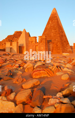 Piramidi nella luce del mattino, Meroe, Sudan Foto Stock