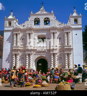 Mercato e chiesa barocca in Zunil, Guatemala Foto Stock