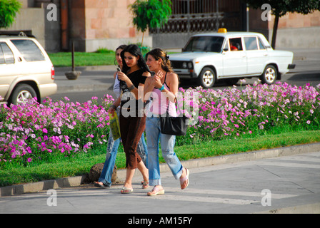 I giovani Armeni con telefono cellulare in Piazza della Repubblica, Jerevan, Armenia Foto Stock