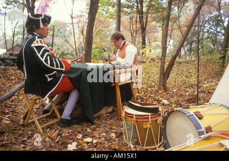 I partecipanti in caduta Encampment durante la rievocazione storica della guerra rivoluzionaria americana New Windsor NY Foto Stock