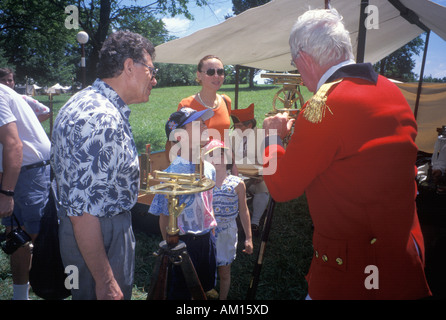 Partecipante con gli studenti durante la storica guerra rivoluzionaria rievocazione storica della Battaglia di Monmouth Freehold NJ Foto Stock