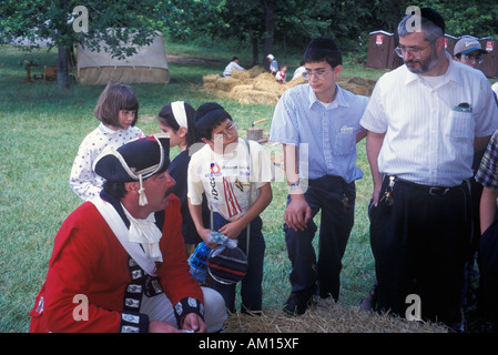 Partecipante con i turisti durante la storica guerra rivoluzionaria rievocazione storica della Battaglia di Monmouth Freehold NJ Foto Stock