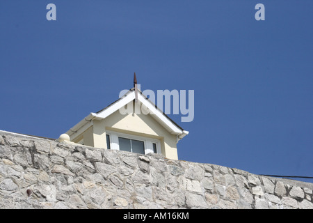 Casa gable dietro alla parete, Porthleven, Cornwall, Gran Bretagna Foto Stock