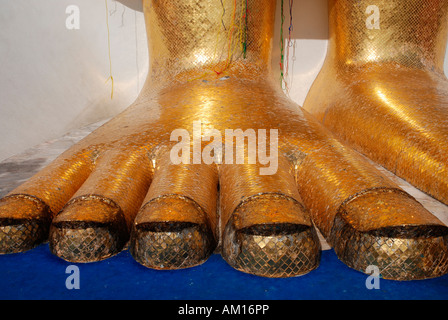 Il piede di una statua del Buddha, Wat Intharawihan, Bangkok, Thailandia Foto Stock