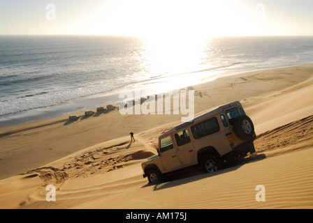 Jeep aziona verso il basso una duna all'Oceano Atlantico, Fischersbrunn, Diamond Area, Namibia Foto Stock