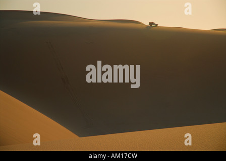 Jeep nelle dune al concepimento Bay, Diamond Area, Namibia Foto Stock