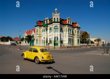 Giallo beatle davanti Hohenzollernhaus, Swakopmund, Namibia Foto Stock