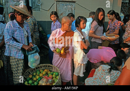 Nun a Yangon, Birmania Foto Stock