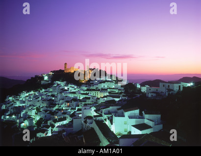 Casares village al tramonto nella provincia di Malaga Spagna Foto Stock