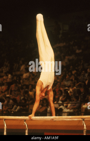 Ginnasta maschio di eseguire su barre parallele durante le Olimpiadi di Los Angeles Foto Stock