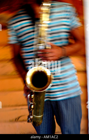 Hip ragazzo giocando Sassofono Foto Stock