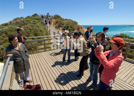 Great Ocean Road, turisti fotografare delle scogliere e il paesaggio costiero accanto ai dodici apostoli, Oceano Meridionale, Vic Foto Stock