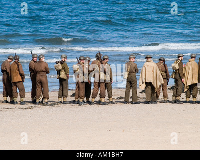 Extra film vestito come WW2 soldati sulla spiaggia di riprese di espiazione una storia basata sull'evacuazione di Dunkerque Foto Stock