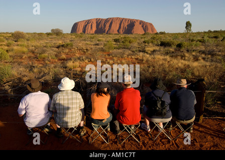 Ayers Rock, chiamato Uluru, magic rock degli aborigeni, i turisti in attesa del tramonto, Yulara, Ayers Rock, Territor settentrionale Foto Stock