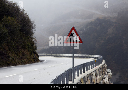 Segnale di avvertimento al Furkapass street, Canton Uri, Svizzera Foto Stock