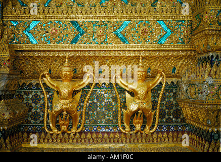 Gran Palazzo Reale di Bangkok - Thailandia - 112 garudas, bestie mitiche : metà uomo e metà uccello- encircl al Grand Palace di Bangkok Foto Stock