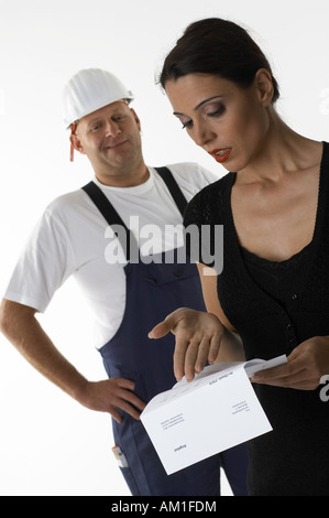 Una donna è arrabbiato per l'offerta Foto Stock