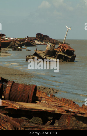 Nave cisterna e cimitero su Indian Ocean Beach in Beira, Mozambico. Foto Stock