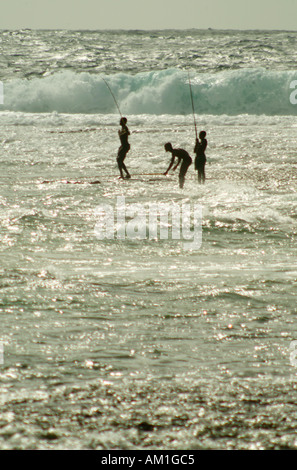 Fisherman pesca nel grande rigonfiare a Tofo Beach. Mozambico Foto Stock