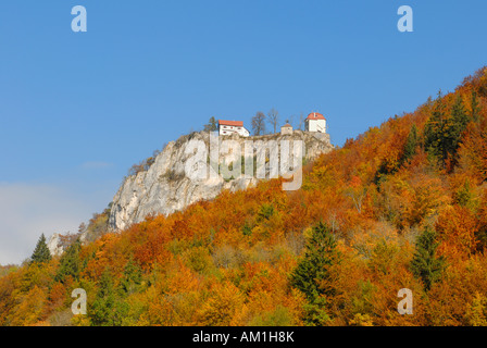 Il castello di bronnen nell'autunnale valle del Danubio - Baden-Wuerttemberg, Germania, Europa. Foto Stock