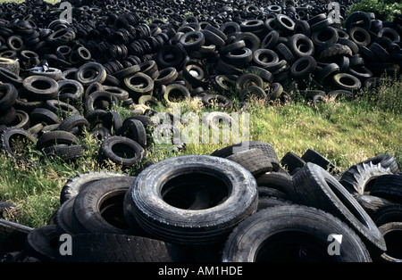 Dettaglio di un pneumatico mountain stimato in 750 000 oggetto di dumping dei rifiuti pneumatici REGNO UNITO Foto Stock