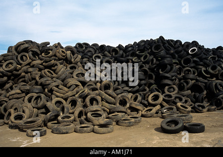 Dettaglio di un pneumatico mountain stimato in 750 000 oggetto di dumping dei rifiuti pneumatici REGNO UNITO Foto Stock