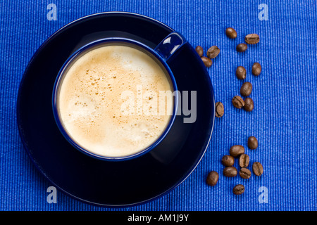 Tazza di caffè in blu Foto Stock