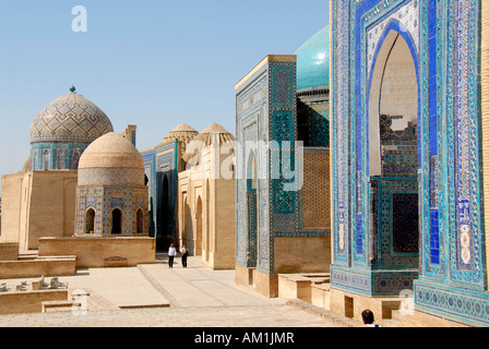 I mausolei con decorazioni blu iwans e cupole necropoli Shah-i-Zinda Samarcanda Uzbekistan Foto Stock