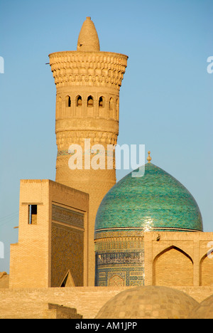 Vecchia torre in mattoni con cupola blu minareto Kalon Bukhara Uzbekistan Foto Stock