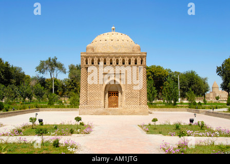 Il vecchio edificio in mattoni del Mausoleo di Ismail Samani con Chashma-Ayub Mausoleo in background Bukhara Uzbekistan Foto Stock